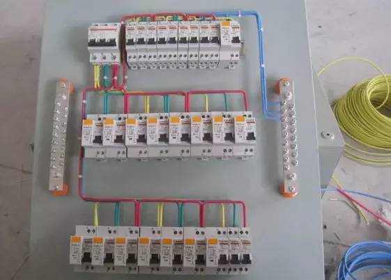 中國電力網:圖文并茂教你如何做好配電箱內部布線